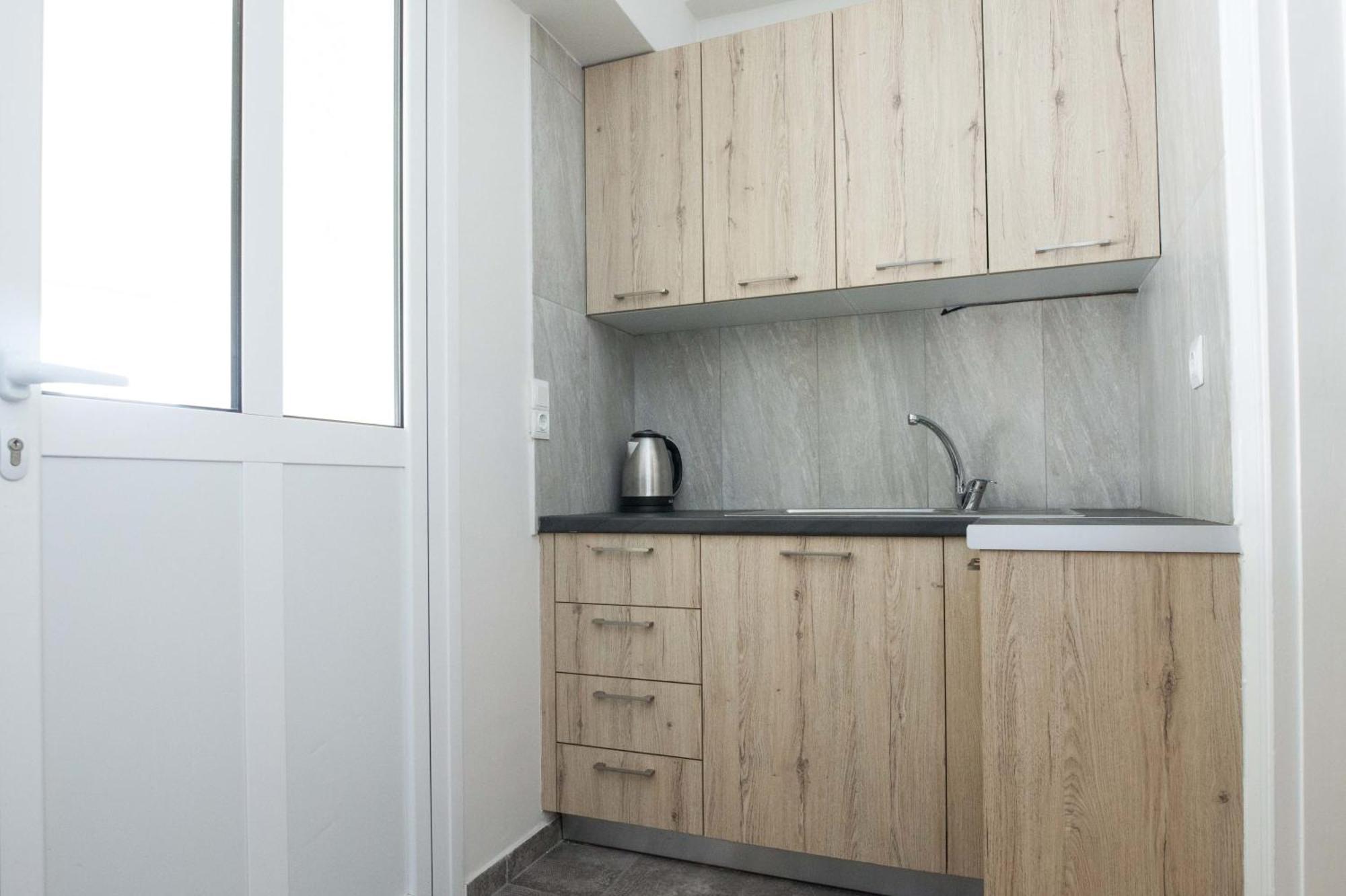 Modern 1 Bd Balcony Apt Near Metro In Kato Patisia Athens Exterior photo